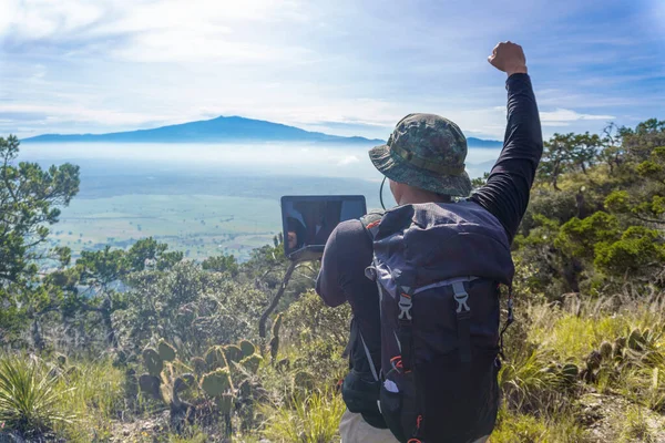 Backpacker Freelancer Met Laptop Berg — Stockfoto