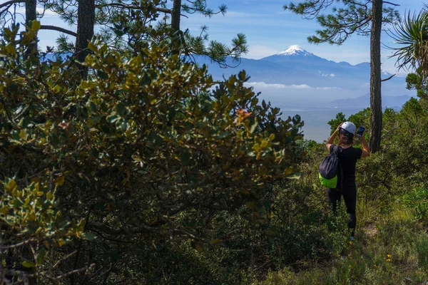 Vrouw Reizen Met Rugzak Wandelen Bergen Reizen — Stockfoto