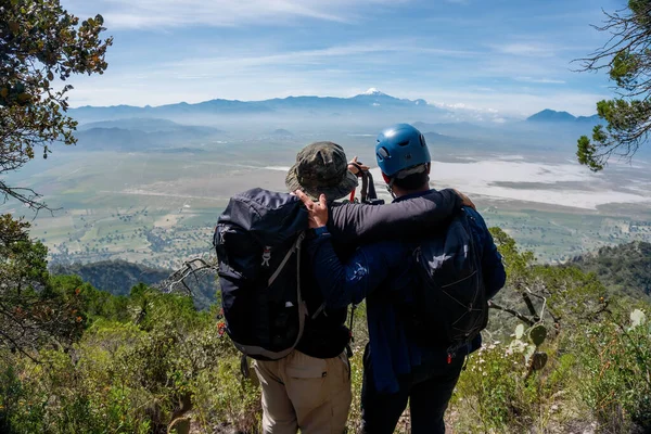 Een Groep Jonge Reizigers Loopt Langs Een Pad Bergen — Stockfoto