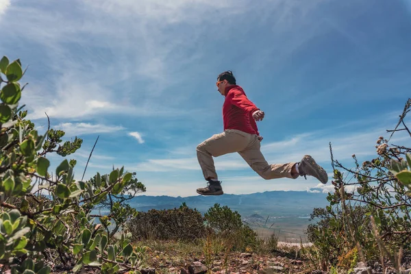 Man Springen Rotsen Berg — Stockfoto