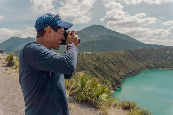 Krajina Muž Fotograf Fotografování Úžasné Divočiny Prostředí Laguny — Stock fotografie