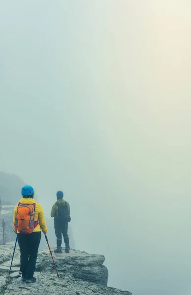 Ein Paar Bergsteiger Stehen Abgrund — Stockfoto
