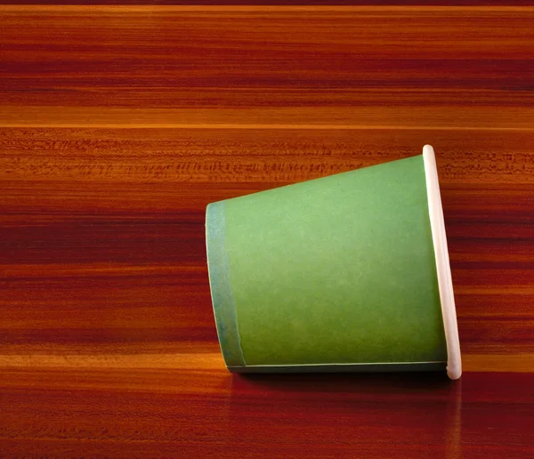 Grönboken engångsmuggar på bord — Stockfoto