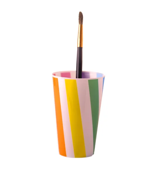 Пластикова чашка з пензлем для фарбування — стокове фото