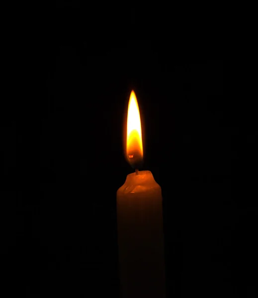 Płonący płomienia świecy na czarnym tle — Zdjęcie stockowe