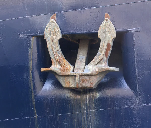 Anchor of a sea vessel of blue color — Stock Photo, Image