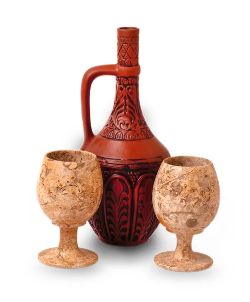 Brocca di argilla con vino e bicchieri — Foto Stock