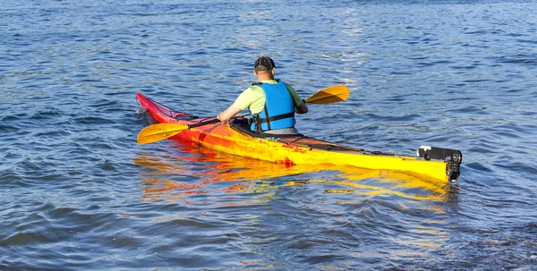 Kayaker на весла рядок води — стокове фото