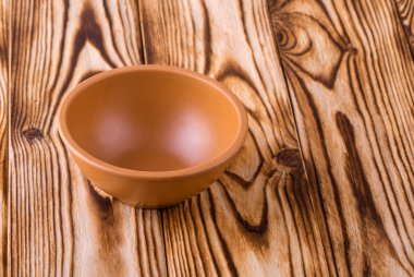 Kahverengi bardakta boş ahşap bir masa