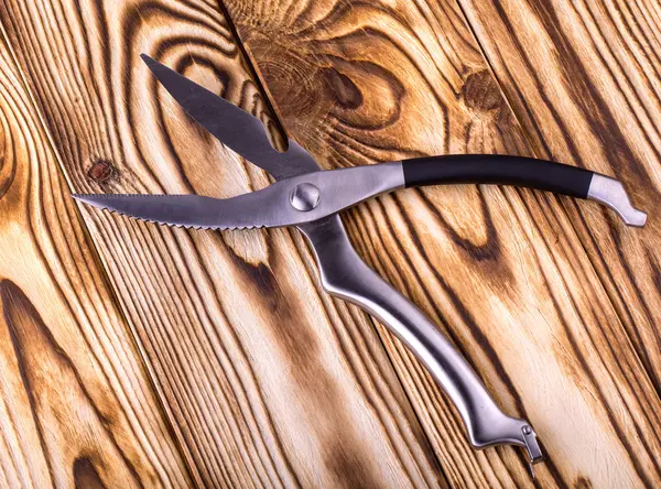 Nożyczki kuchenne z metalu na drewnianym stole — Zdjęcie stockowe
