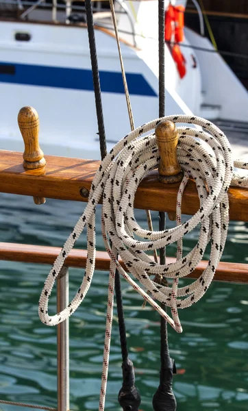 Vékony hosszú erős kötelet a vitorlás hajó — Stock Fotó