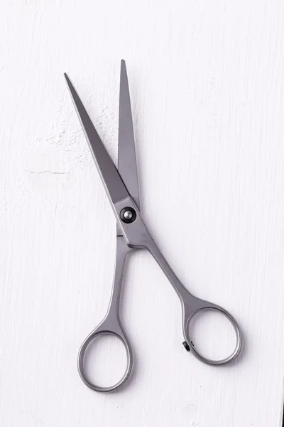 Salon fryzjerski nożyczki strzał na szczycie biały — Zdjęcie stockowe