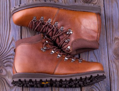 Erkek bot. Kış ' ahşap arka plan üzerinde ayakkabı.