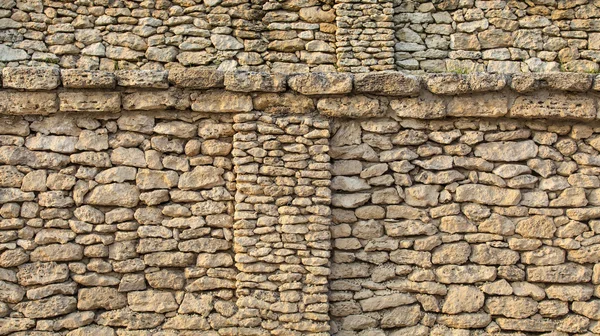 거치른 돌로 된 오래 된 단단 한 벽 — 스톡 사진