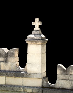 eski beyaz anıt siyah bir arka plan üzerinde bir haç ile