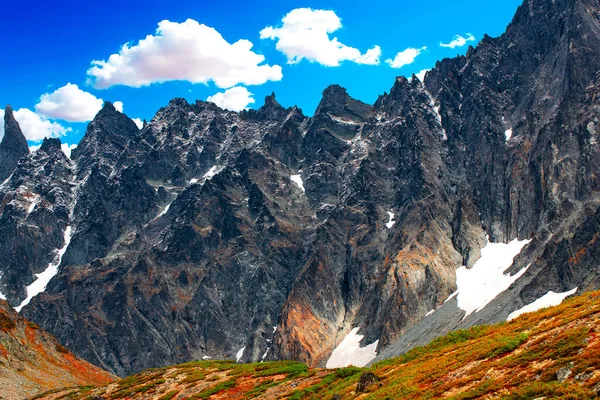 Pico Nevado Empinado Hermoso Día Soleado Península Kamchatka —  Fotos de Stock