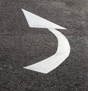 Asfalt yoldaki beyaz ok, trafik ışığı