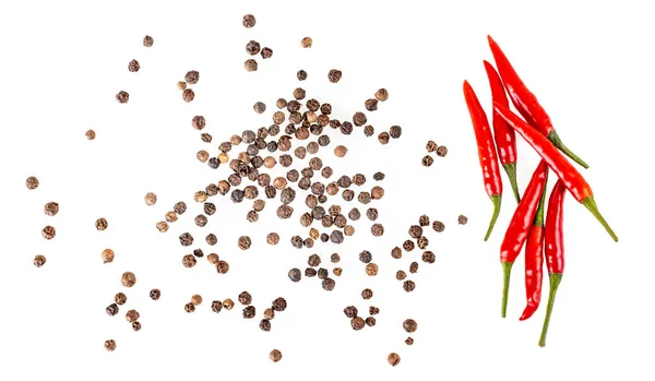 Balck pepř a červené chilli papričky izolované na bílém pozadí. — Stock fotografie