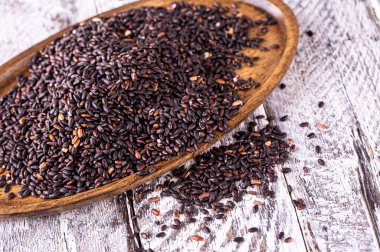 Eski ahşap masadaki siyah pirinç