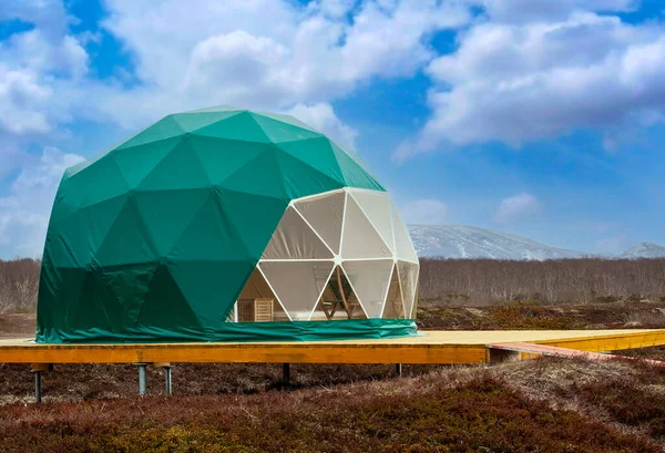Yeşil glamping. Rahat, kamp, glamping, tatil, tatil yaşam tarzı konsepti.