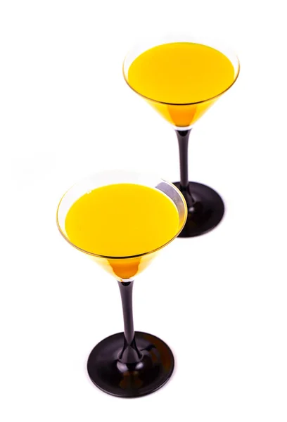 Amarillo Dos copas de cóctel en fondo blanco — Foto de Stock