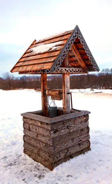 Houten put in het winterbos. Landelijk landschap — Stockfoto