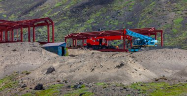 Dağın inşaatında vinçli bir araba.