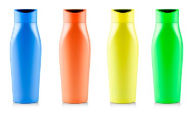 Beyaz arka planda izole edilmiş renkli şampuan şişeleri.