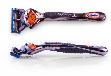 Gillette Excel Sensör tıraş jileti beyaz arka planda