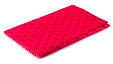 Beyaz arka planda kırmızı mutfak havlusu. Kapat.