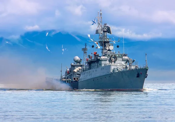 Rus savaş gemisi Kamçatka kıyısı boyunca ilerliyor.
