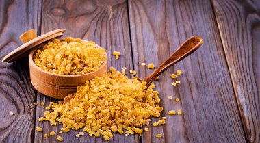 Tahta bir masada, tahta bir fincanda kamış şekeri..