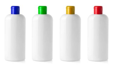 Beyaz arka planda izole edilmiş beyaz boş plastik şişeler. Kapat.