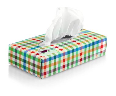 beyaz arkaplanda kağıt peçeteler olan renkli kutu