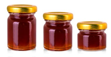 Reçelli küçük cam kavanozlar beyaz arkaplanda izole edilmiş.