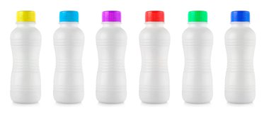 Beyaz arka planda mat beyaz plastik şişeler