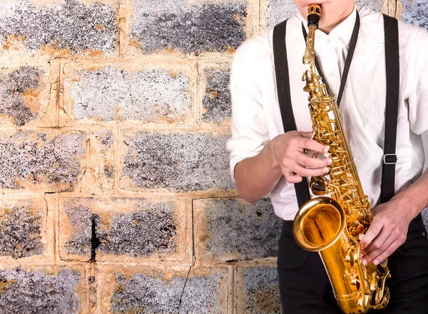 Elegantní mladý muž v bílé košili se saxofonem — Stock fotografie