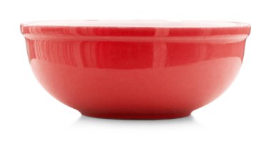 Kırmızı boş tabak. Beyaz arkaplanda izole