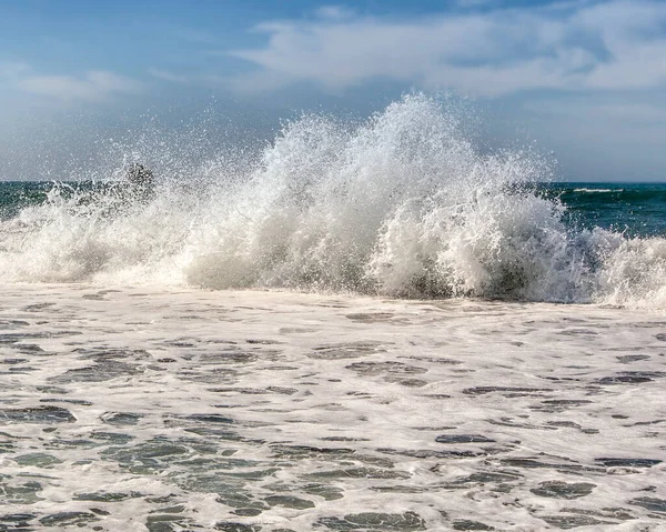 Grandes olas del océano contra el cielo azul. Enfoque selectivo — Foto de Stock