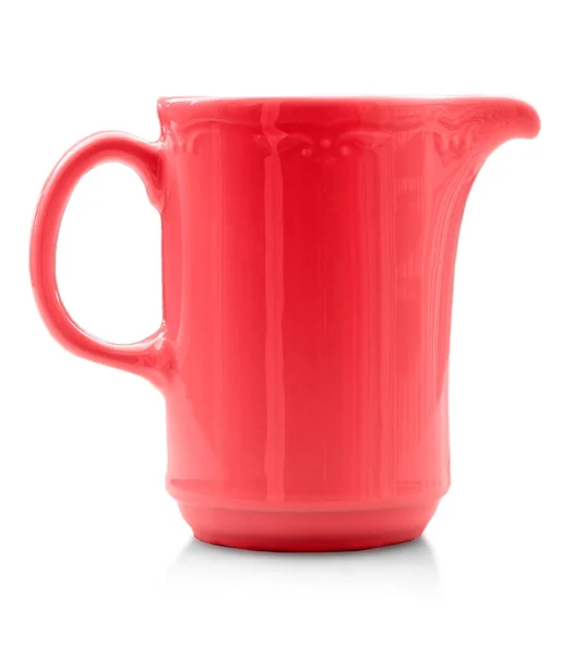 Taza roja aislada sobre fondo blanco. De cerca. — Foto de Stock