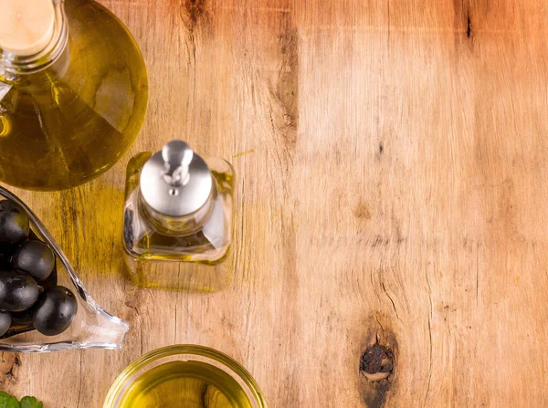 Olio Oliva Con Erbe Fresche Olive Nere Fondo Legno — Foto Stock