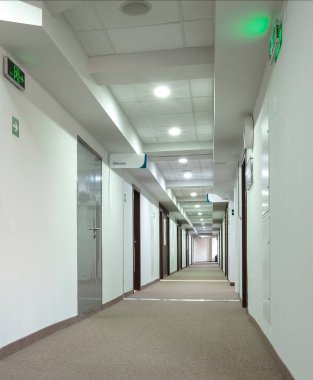 Modern otel binasının koridorunda. Seçici odak
