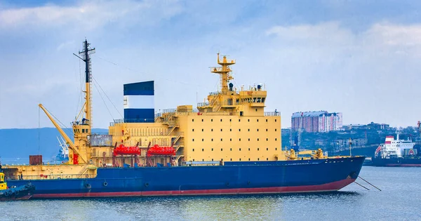 Icebreaker at the Port of Vladivostok, Russia. Selective focus — Stock Photo, Image