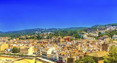 Tossa de mar, Costa Brava, İspanya: Mavi gökyüzü olan eski kasaba.