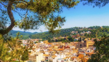Tossa de mar, Costa Brava, İspanya: Mavi gökyüzü olan eski kasaba.