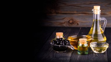 Zeytinli küçük kase ve şişe.