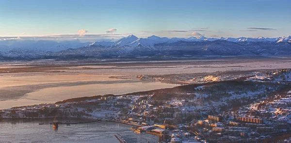 Petropavlovsk-Kamchatsky市全景和火山 — 图库照片