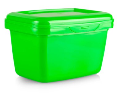 Beyaz üzerine baharatlı Kore sosu olan yeşil plastik kutuyu kapat.