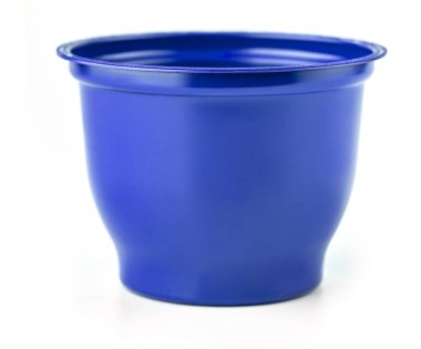 Mavi plastik tabak beyaz arka planda izole edilmiş. Kapat.