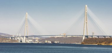Russkiy Köprüsü Vladivostok 'taki Russkiy adasından görüldü.